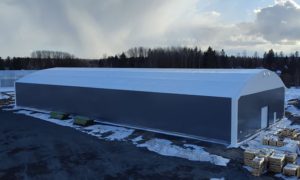 Finest-Halli toodetud ja paigaldatud PVC hall 25x64/6,6m koos varikatusega Aste Finland OY-le.