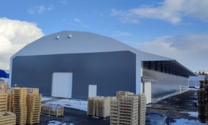 Finest-Halli toodetud ja paigaldatud PVC hall 25x64/6,6m koos varikatusega Aste Finland OY-le.