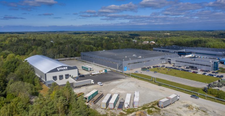Finest-Hall Factory OÜ toodetud ja paigaldatud PVC hall mõõtudega 30x88m, kõrgusega 6,5m Stark Locistics AS-le.