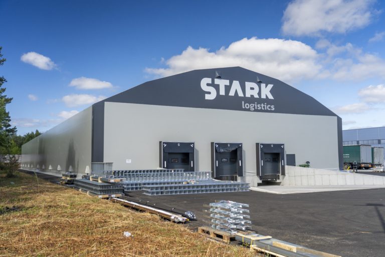 Finest-Hall Factory OÜ toodetud ja paigaldatud PVC hall mõõtudega 30x88m, kõrgusega 6,5m Stark Locistics AS-le.