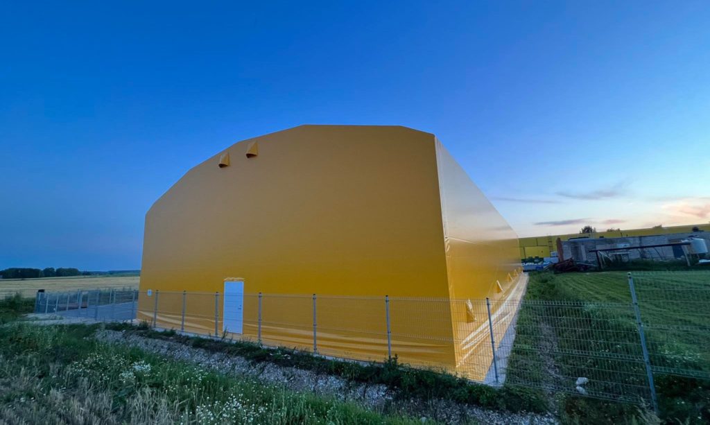 Finest-Hall Factory OÜ toodetud ja paigaldatud PVC hall mõõtudega 18x46m, kõrgus 6,1m Estover Piimatööstus OÜ-le.