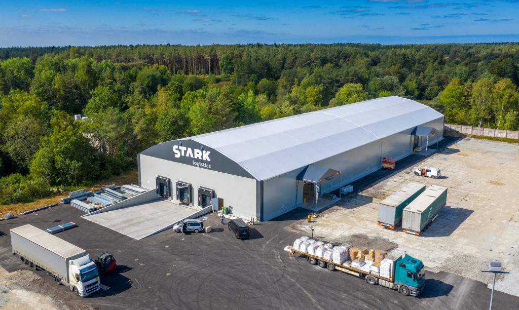 Finest-Hall Factory OÜ toodetud ja paigaldatud PVC hall mõõtudega 30x88m, kõrgusega 6,5m Stark Locistics AS-le.