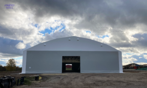 Finest-Hall Factory OÜ toodetud ja paigaldatud PVC hall mõõtudega 30x80m, kõrgusega 6,5 meetrit Kõpu PM OÜ-le.