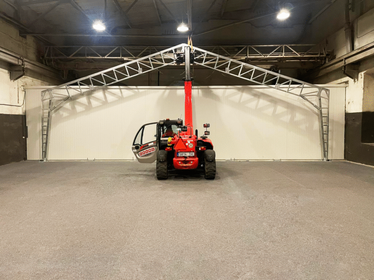 Finest-Hall Factory OÜ toodetud ja paigaldatud PVC hall mõõtudega 13,5x29,5m, kõrgusega 5,5 meetrit Poco Experience OÜ-le.