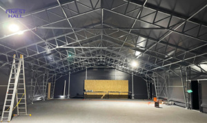 Finest-Hall Factory OÜ toodetud ja paigaldatud PVC hall mõõtudega 13,5x29,5m, kõrgusega 5,5 meetrit Poco Experience OÜ-le.