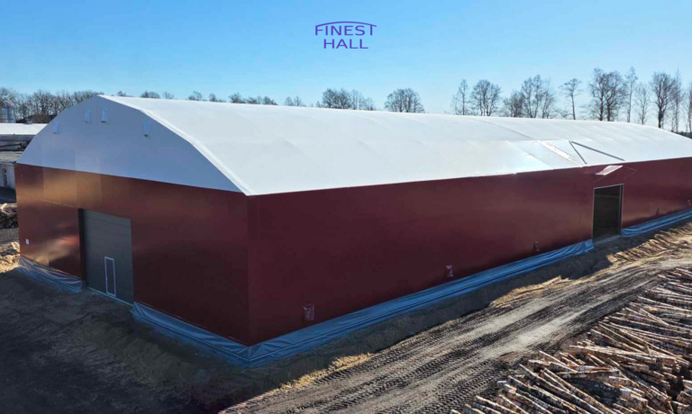 Finest-Hall Factory OÜ toodetud ja paigaldatud PVC hall mõõtudega 25x70m, kõrgusega 6,5 meetrit MO-Puit Jõgeva OÜ-le.