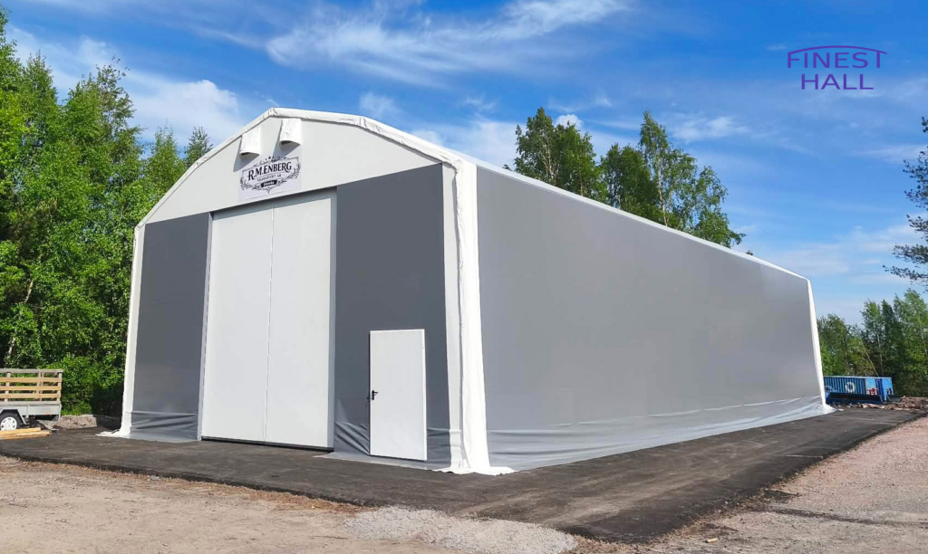 En PVC-hall med måtten 10 × 24,5 m och en höjd på 5 meter, tillverkad och monterad av Finest-Hall Factory OÜ för R.M.Enberg Transport Ab.